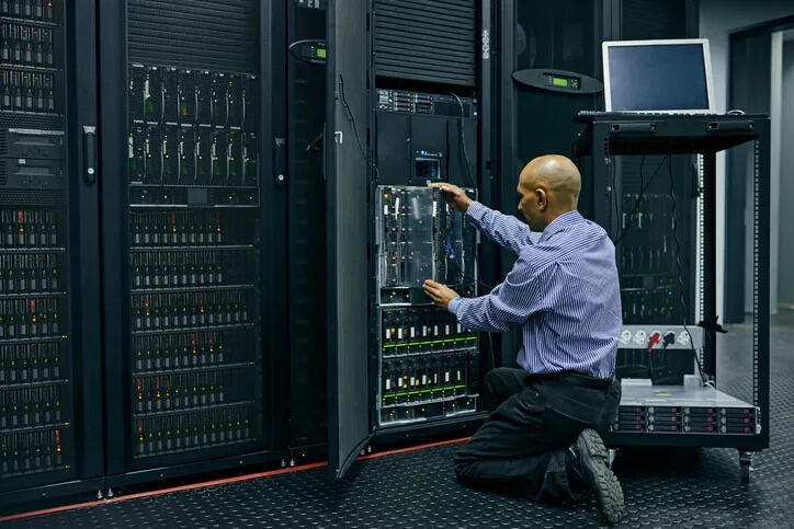 Edge Computing vs. Traditional Data Centers: Understanding the Future of Digital Infrastructure